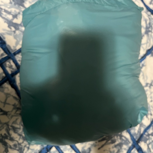 This a light down goose 3 quarter sleeveless vest and it can be folded up - Picture 7 of 7